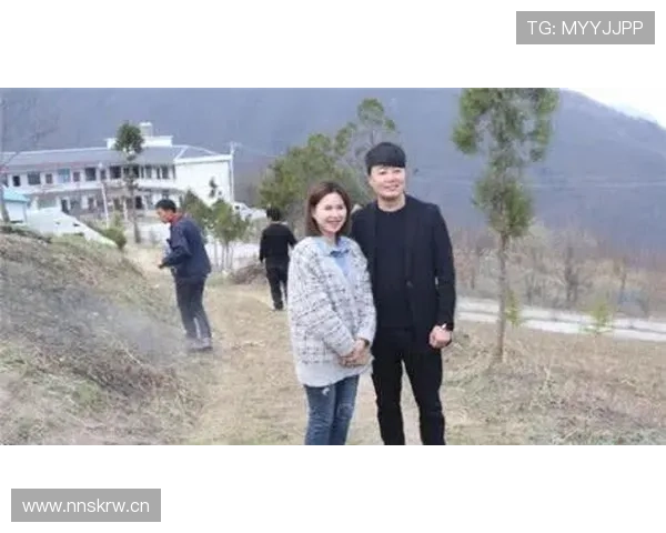 谌龙退役后住进月租五万的顶层复式，每天六点起床给老婆孩子做早餐