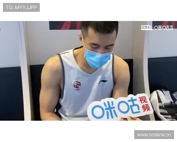 郭艾伦逛超市买十箱红牛，结账时顺手给收银员转了五千块小费